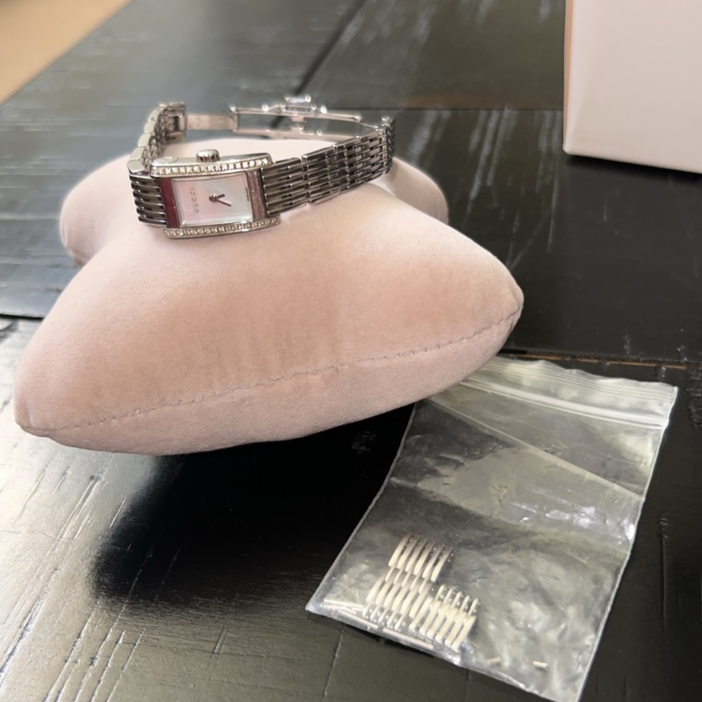 Gucci 8600 Series watch with mother of pearl face and diamonds - Picture 7 of 8